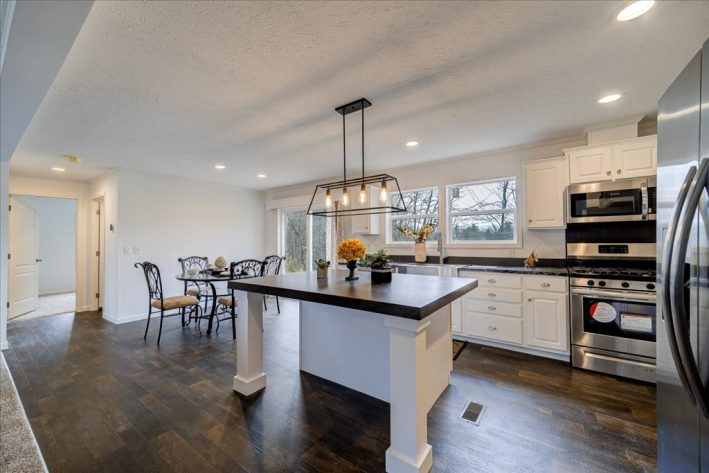 S & F KINNEBROOK SALES CENTER - Image 9