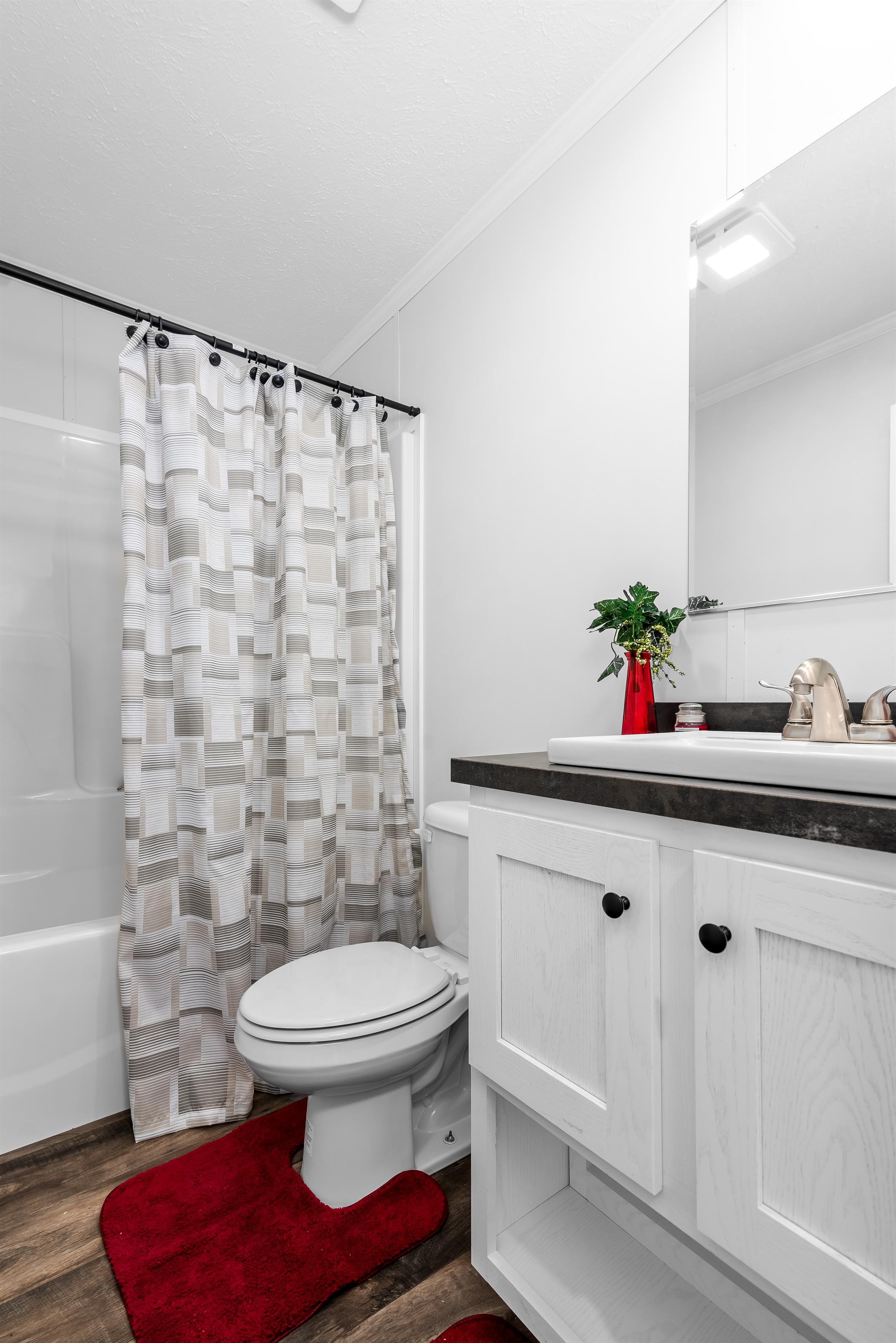 Center Manor - Image 8