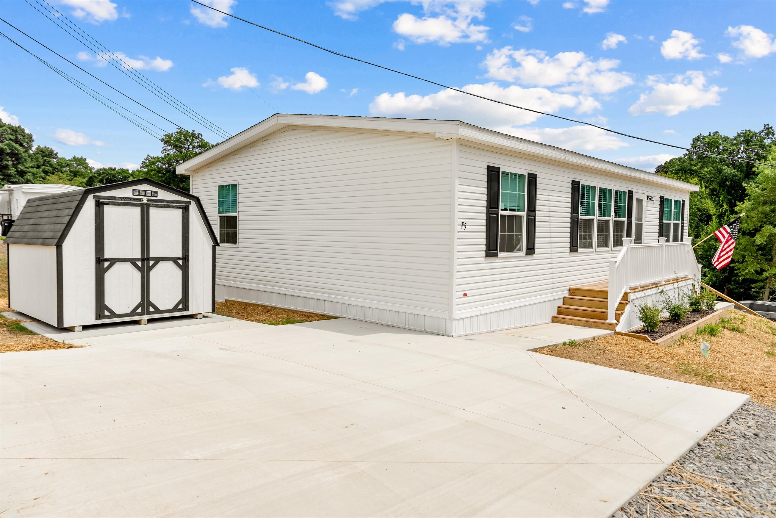 Center Manor - Image 1