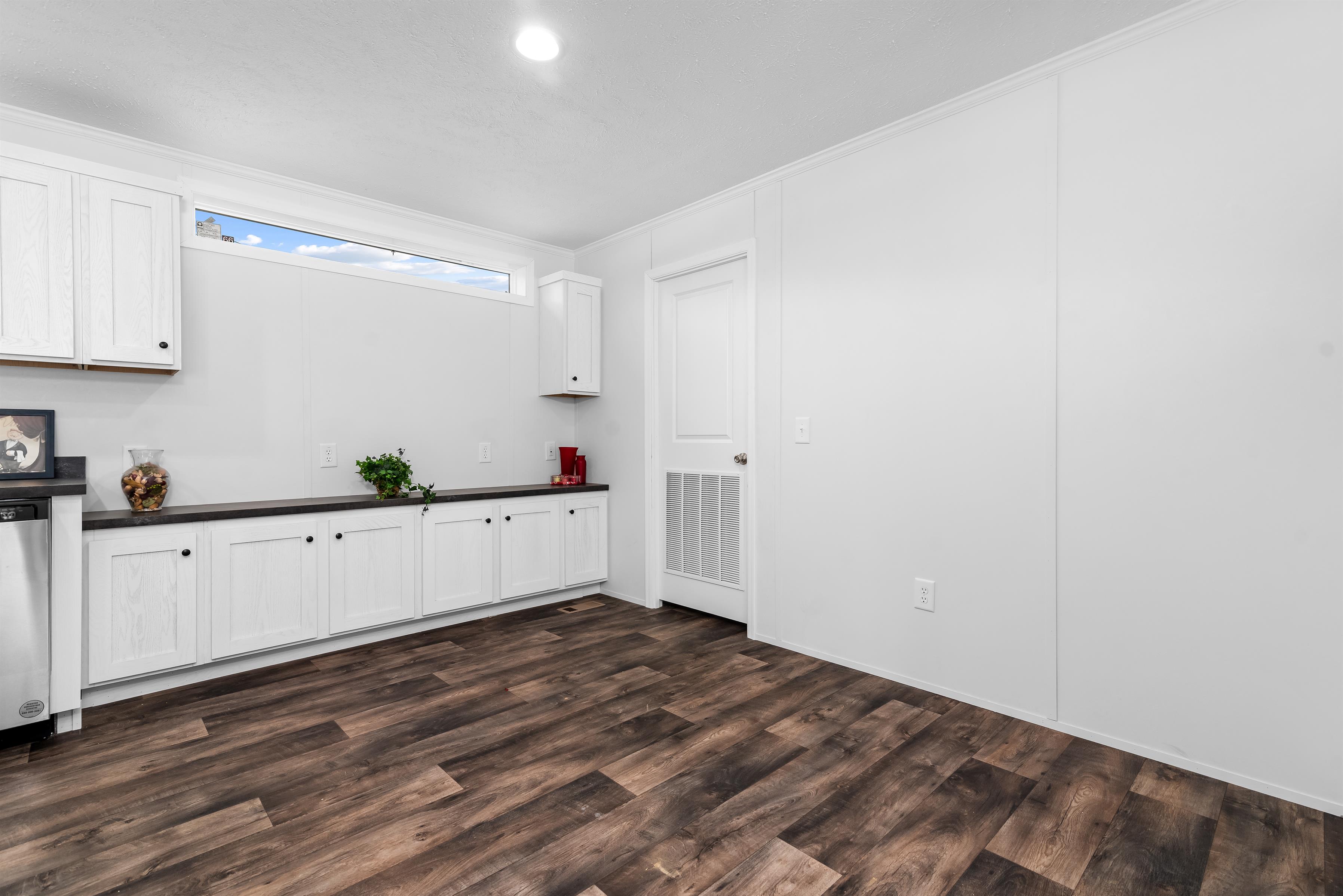 Center Manor - Image 17